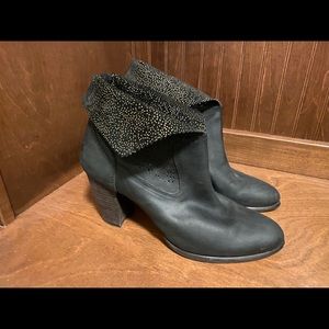 UGG Thames Seaweed Perf Boots Black Leather US 10